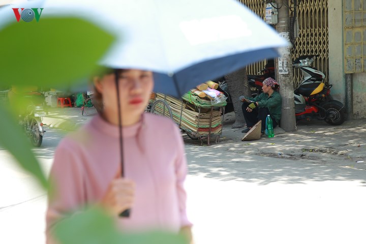 Dân Hà Nội khổ sở tìm cách chống nắng nóng đầu hè Dân Hà Nội khổ sở tìm cách chống nắng nóng đầu hè